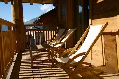 Ce charmant appartement au cœur des montagnes peut accueillir jusqu'à 4 personnes, ce qui le rend parfait pour une famille ou un petit groupe. Le salon comprend un canapé confortable, tandis que la chambre dispose d'un lit double et d'un coin nuit sé...