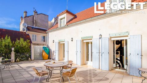 A32056DPE92 - Backing onto the Parc des Anciennes Mairies, absolute peace and quiet for this hidden treasure of 199 m² + 75 m² terrace and 57 m² solarium facing S/SW. This contemporary artist's house from 1994 was the home and studio of the internati...