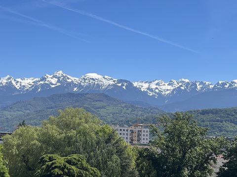 Grenoble - Investitori ideali, al 32 avenue Jeanne d'Arc - Appartamento T1 bis ristrutturato di circa 28 m2 al 5 ° piano con ascensore. Si compone di un piccolo ingresso che conduce al soggiorno con alcova e accesso al balcone, una cucina completamen...