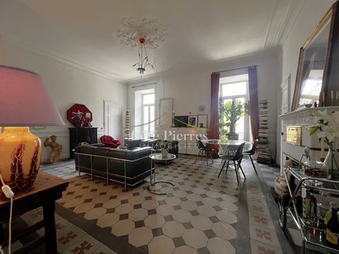 Emplacement de rève pour ce bel appartement au 2ème étage d'une petite copropriété, entièrement rénové, en gardant son esprit bourgeois, bien orienté et très lumineux. Très large hall d'entrée, salon séjour de 40 m2, 2 grandes chambres, cuisine équip...