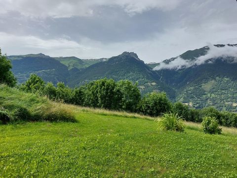 Sehr schönes flaches Grundstück in einer ruhigen Wohngegend. Es genießt eine sehr schöne Aussicht. Es ist gewartet und leicht zugänglich. Ideal für den Bau eines Haupt- oder Zweitwohnsitzes. Einfacher Zugang zum La Plagne Montalbert PARADISKI