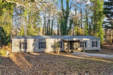 Newly Renovated Charming Mobile Home with Stunning Lake Access** Discover the perfect blend of comfort and nature with this delightful four-bedroom, two-bathroom mobile home, offering direct access to a lake lanier with lakeview.Whether you're seekin...