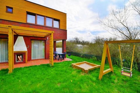 Perfekte Lage, nah am Strand, aber dennoch ruhig. Etwa 300 m vom Zentrum entfernt ist Sarbinowo heute einer der führenden Ferienorte an der polnischen Ostseeküste. Ein zweistöckiges Reihenhaus, auf einem eingezäunten, privaten Grundstück (ca. 90 qm) ...