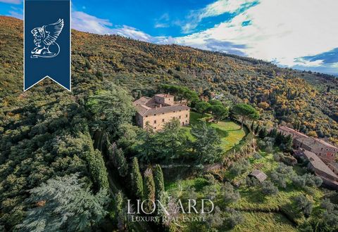 Au coeur de la Toscane, dans un emplacement extraordinaire dans la province d'Arezzo, se dresse ce magnifique château à vendre avec une vue panoramique qui s'étend du Val di Chiana au Lac Trasimène. L'histoire du manoir plonge ses raci...