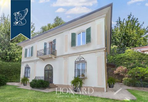 On the coast of La Spezia there is situated this historical villa, which is enveloped by greenery and possesses a breathtaking view over the Ligurian sea. This villa is girdled by a vast park sprawling over roughly 5,000 m², exhibiting a private lake...