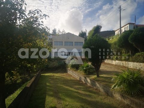 This warehouse, located in the picturesque Lomba do Cavaleiro, parish of Povoação, offers a vast area of 428m², integrated in an extensive plot of 4180m². With an infrastructure designed for holding events and parties, the space has a kitchen, bathro...