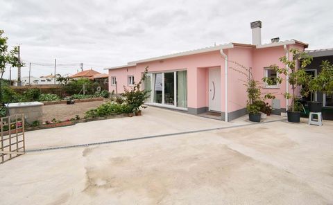 Beautiful 2-bedr. villa in Veiros, next to the Ria de Aveiro park. On a 443 M2 plot, the villa was completely refurbished from scratch in 2023 (walls, plumbing, lighting, etc.) with exterior and interior capoto thermal insulation. The villa is 100 me...