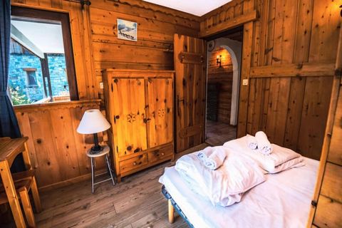 Dies ist ein Chalet im traditionellen Savoyer-Stil im Stadtteil Tignes Lavachet und bietet ein geräumiges 85 m² großes Apartment, das sich perfekt für bis zu 8 Gäste eignet. Das Chalet ist bequem mit dem kostenlosen Tignes-Shuttle erreichbar, nur 200...