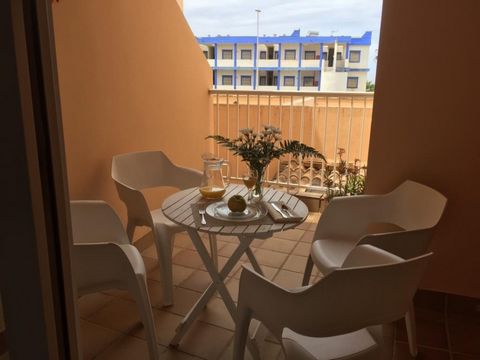 Este acogedor apartamento vacacional en Tarifa está perfectamente ubicado a pocos minutos a pie de la playa, ofreciendo una escapada costera relajante. Situado en segunda línea, cuenta con una pequeña terraza delantera con vistas parciales al mar y u...