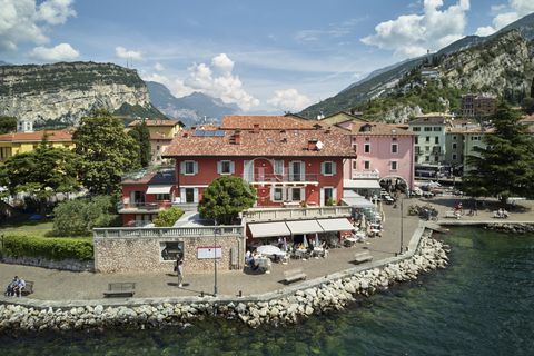 Im Herzen von Torbole, nur einen Steinwurf vom malerischen Gardasee entfernt, präsentieren wir Ihnen eine einzigartige Immobilienlösung. 