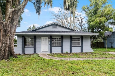 SELLER WILL PAY UP TO $20,000 TOWARDS THE BUYER'S CLOSING COST. Welcome to your dream home in the heart of Oviedo! This delightful 3-bedroom, 1-bathroom property has been thoughtfully updated to combine modern comfort with classic charm. Step inside ...