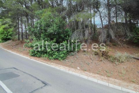 Urban plot of 858 m² , located in the area of Santa Clara , just 5 minutes by car from Altea la Vieja , where you will find all essential services, and 10 minutes from Playa de la Olla . Characteristics of the plot: Sloping terrain . Water and electr...