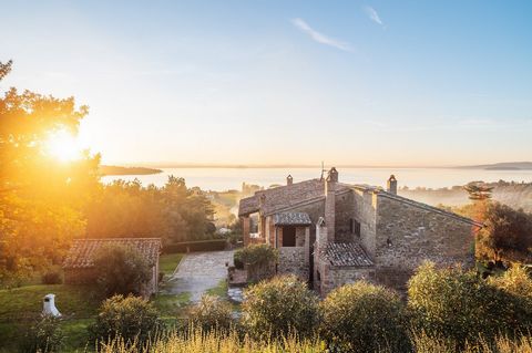 Situated in a privileged location in the heart of San Feliciano, within the municipality of Magione, this magnificent luxury country house offers a unique living experience surrounded by nature and boasting breathtaking views of Lake Trasimeno. Upon ...