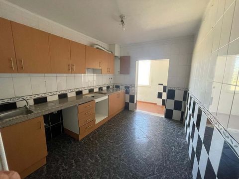 3 bedroom apartment with 93 square meters, located in the city of Olhão. Apartment with good natural light with 3 bedrooms, living room, kitchen and toilet. It is close to hypermarkets, shops, public transport and schools. For more information, conta...