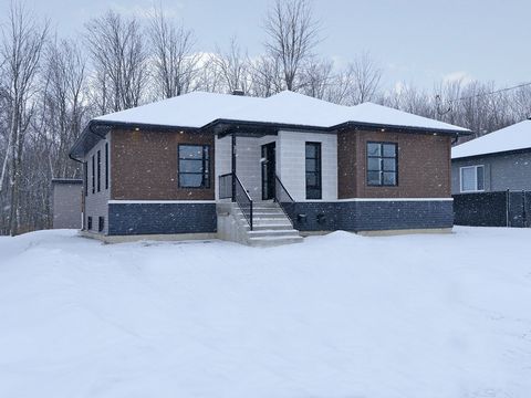 Discover this superb single-storey house, available now! Located in a peaceful and sought-after area, it offers all the comfort and functionality necessary for a family or to welcome a loved one thanks to its fully independent bachelor's degree. This...