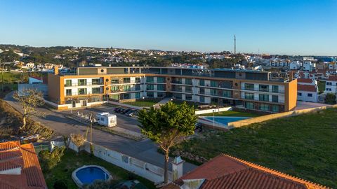 Prachtig appartement met 4 slaapkamers met een bruto oppervlakte van meer dan 350 m2 , ingevoegd in een privé-condominium in het charmante dorpje Ericeira, op slechts 1,5 km van het strand. Deze high-end woning combineert comfort, privacy en een bevo...