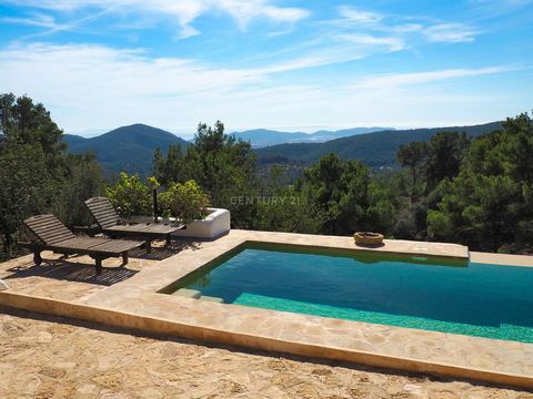 Se vende impresionante finca recién reformada en el año 2013 y que cuenta con licencia turística. Esta encantadora casa se encuentra en la cima de una montaña en un terreno de 106.000m2. La ubicación es única, está en plena naturaleza y sin vecinos, ...