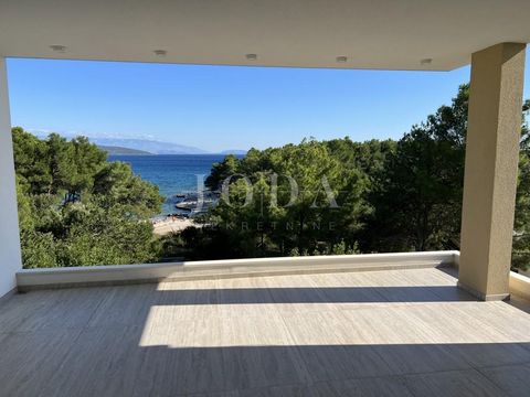 Location: Primorsko-goranska županija, Krk, Krk. Stadt Krk - Penthouse am Strand! In gefragter Lage in unmittelbarer Strandnähe steht eine Wohnung im zweiten und letzten Stock eines Hauses mit nur zwei weiteren Wohnungen zum Verkauf. Die Gesamtfläche...