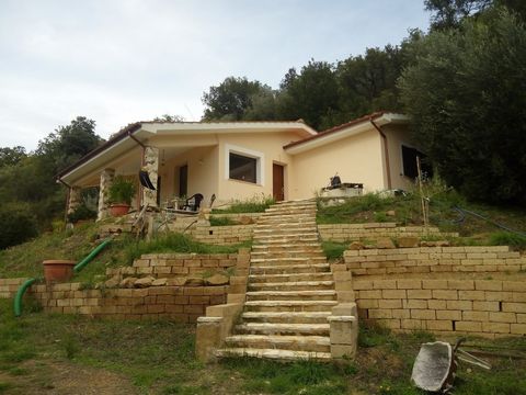 Em uma esplêndida posição panorâmica e privada no coração da Toscana, esta moradia isolada é a escolha ideal para quem procura paz, privacidade e beleza natural. Rodeada por um terreno de cerca de 8.000 metros quadrados, parte dos quais dedicados a v...