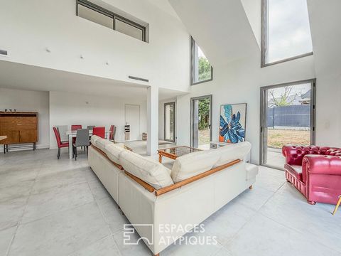 Located in the quiet of its cul-de-sac, 500 m from the beach of Bonne Source in Pornichet and close to shops, this contemporary house of 2023 with beautiful services totals 143 m2 of living space and rests on a plot of 400 m2 fully fenced with electr...