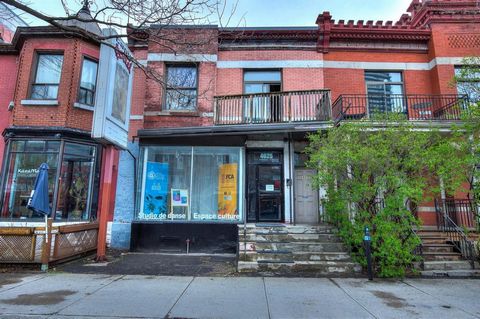 Commercial and residential building to renovate / Income building for sale Montreal Plateau-Mont-Royal (Mile-End) Quebec, Canada --- 4623-4625 Av. du Parc. Notice to entrepreneurs! Unique investment opportunity in a highly sought-after sector. A ston...