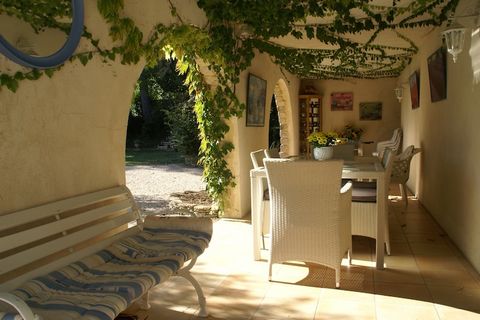 Beau logement de vacances au rez-de-chaussée d'une villa provençale. Vous allez adorer être à l’extérieur: vous disposerez d'une terrasse privée avec meubles de jardin, d'un barbecue en pierre, d'un baby-foot, d'un trampoline, d'une piste de pétanque...