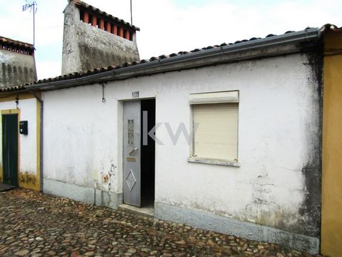 Casa de aldeia, situada em Chão da Velha a 10 minutos de Nisa. Habitação apresenta um estado de conservação muito razoável, em que 50% do teto em madeira e os outros 50% em placa de betão aligeirada. Uma sala com a típica lareira alentejana, com uma ...