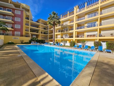 Una oportunidad ideal para comprar una casa de vacaciones o invertir en alquiler. Apartamento de un dormitorio en planta baja elevada situado a pocos metros de la avenida Lagos y Marina, a poca distancia de la playa, también de las tiendas y del cent...