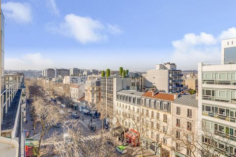 Quartier Mairie. au sein d'un très bel immeuble, au 3ème étage par ascenseur, superbe appartement de 3P entièrement rénové avec goût, composé d'une entrée avec placards de rangements, d'un très beau séjour avec cuisine ouverte entièrement aménagée et...