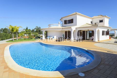 This luxury villa with panoramic views is situated on a large large plot and in a secluded and secure environment. It has 4 bedrooms 3 ´en suite, living room with fireplace, dining room, entrance hall with open staircase to the first floor and a kitc...