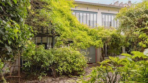 Como una casa en el campo. En el corazón del barrio de Ménilmontant, en absoluta calma al final de un encantador camino arbolado, antiguas imprentas convertidas en una casa de carácter; 234,15 m² de superficie habitable (241,30 m² de superficie), en ...