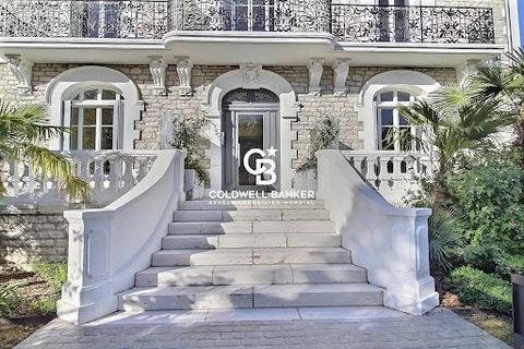 Emplacement de premier choix, dans maison classée entièrement rénovée intérieur et extérieur par architecte. Splendide appartement de charme type duplex avec terrasse et jardinet composé: une belle pièce de vie avec cuisine équipée et aménagée, entré...