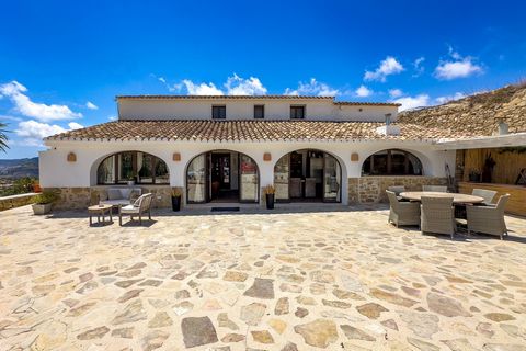 This captivating Finca in Benissa offers a unique blend of history, modern luxury and stunning sea views. The property is located in a quiet area close to Benissa, Calpe and Teulada. Originally built in 1940, this finca underwent a comprehensive refo...