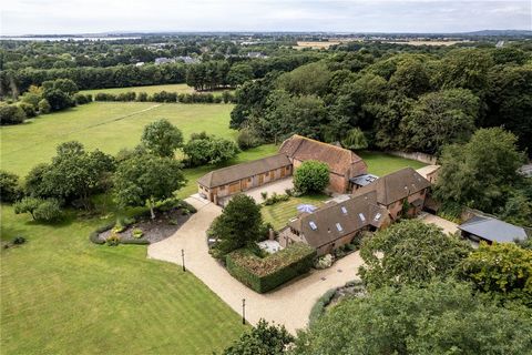 Introductie van een prachtig landhuis, perfect genesteld tussen de prestigieuze locaties Chichester en Emsworth. Dit gedistingeerde huis, gelegen te midden van 5,6 hectare prachtig aangelegde tuinen en terreinen, combineert naadloos tijdloze eleganti...