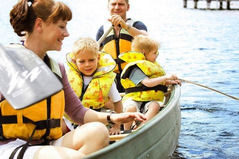 Esta encantadora casa de vacaciones ofrece una escapada familiar, con capacidad para seis huéspedes en tres dormitorios y un baño. Ideal para familias, incluye comodidades esenciales como limpieza final y amplio equipamiento para bebés. Aunque no se ...