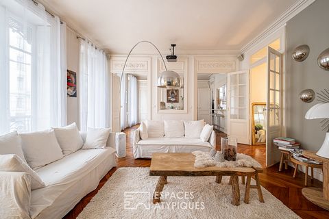 Located in the prestigious Foch district, in the heart of the 6th arrondissement of Lyon, this elegant family apartment of 181 m2, alone on the landing, is located on the 1st floor with elevator of a magnificent Haussmannian building. Combining perio...