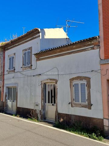 House with ground floor and first floor habitable to remodel 10 minutes from the beach. Total area: 146m2 Gross private area: 114m2 Dependent area: 42m2 Located 4 km from Figueira da Foz, in the center of the friendly village of Brenha.. Interior sta...