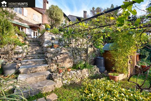 Col de Villefranche, Corne d'Or, pretty semi-detached house on both sides in a small estate with swimming pool comprising 12 semi-detached villas. Ideally located in a peaceful setting, the house is within easy reach of public transport and all the l...