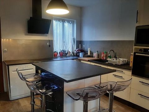 80400 HAM - 2 slaapkamers - 80m² leefruimte Idyllische omgeving voor liefhebbers van natuur, bos en vissen... Dit Picardische bakstenen huis verwelkomt u met een grote woonkamer verdeeld in een eetkamer, woonkamer en open keuken. De keuken is ingeric...