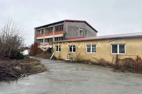 Vinkovci, Kanovci, warehouse and production facility on a plot of land of 5150 m2. This complex is located in a prime location. It includes a factory building, an administrative building, a factory yard, a registered house and land. Since it is right...