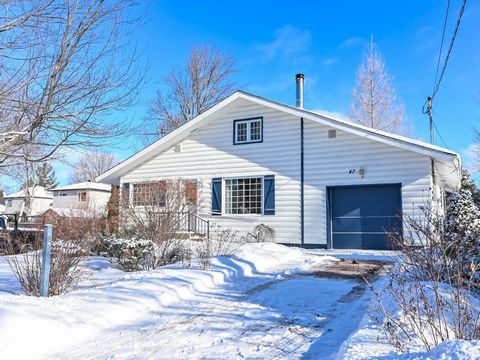 Discover this magnificent, warm cottage offering all the comfort you could wish for. With its 3 bedrooms, it's perfect for a family or couple looking for space. Enjoy a vast 10,500 ft² lot, ideal for your outdoor projects, and a practical garage for ...