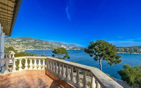 Verkauf im nackten Eigentum einer bürgerlichen Villa mit Panoramablick auf das Meer Ideal gelegen im begehrten unteren Viertel Mont Boron, an der unteren Corniche, die Nizza mit Monaco verbindet, bietet diese prächtige bürgerliche Villa einen atember...