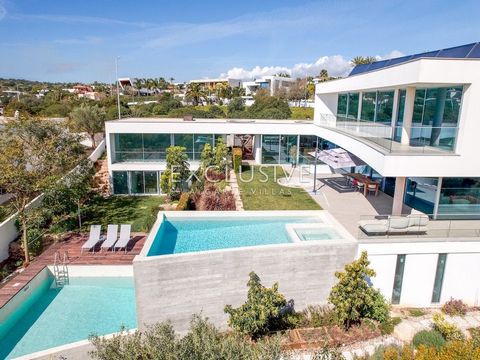 Deze prachtige moderne villa is genesteld in de prestigieuze wijk Porto de Mós in Lagos en belichaamt luxe aan de kust in de adembenemende Algarve-regio van Portugal. Op slechts vijf minuten lopen van een van de mooiste stranden van het gebied biedt ...