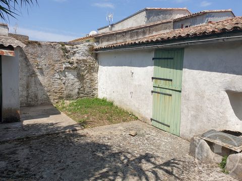 Au coeur du Gillieux, cette maison de pays vous séduira. Au fond d'un quéreux ensoleillé, cette maison en pierre est authentique. Sur deux niveaux, elle bénéficie d'une cour close et d'un chai. Une séjour avec une cheminée, une cuisine indépendante a...