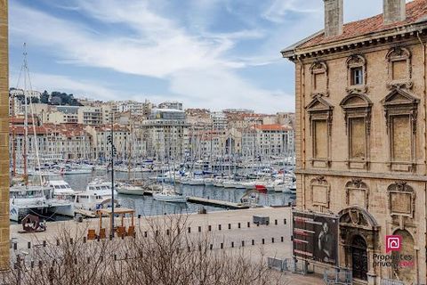 Vue imprenable, Adresse iconique Au coeur du Vieux-Port, dans l'un des emblématiques immeubles POUILLON, découvrez ce superbe appartement d'angle, en étage élevé, avec vue sur le Vieux-Port, la place de la Mairie et l'Hôtel Dieu Intercontinental. Bai...