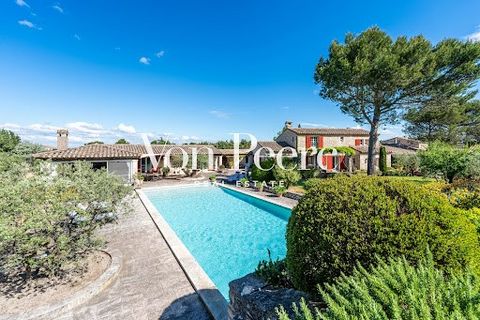 Situé dans un cadre idyllique à Saint-rémy-de-Provence à 5 minutes à pied du centre village et avec une belle vue sur les Alpilles. Construit dans les années 50, ce mas authentique offre un mélange parfait de charme traditionnel et de confort moderne...