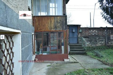 La Agencia Consultora Imoti le ofrece una casa situada en el centro del pueblo de Draganovo, a 26 km de la ciudad del distrito de Veliko Tarnovo y a 14 km de la ciudad de Gorna Oryahovitsa. La propiedad consta de dos plantas con distribución de la si...