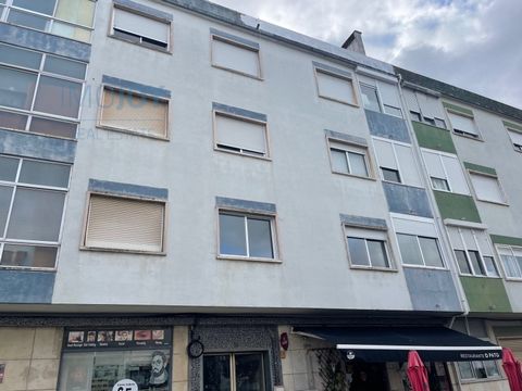 Cet appartement lumineux de 3 chambres, situé au 1er étage d'un immeuble résidentiel, est en phase finale de rénovation totale, offrant un espace moderne et confortable pour toute la famille. Composition du bien : - Hall d'entrée qui distribue harmon...