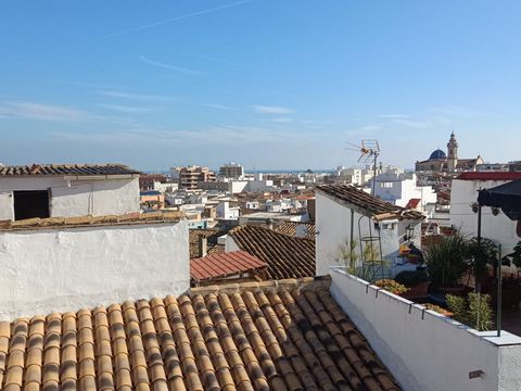 Cozy townhouse located in the old town of Oliva Walking distance to all amenities The ground floor consists of a living room kitchen utility area and bathroom The first floor has 3 bedrooms The second floor has another room which could make a great s...