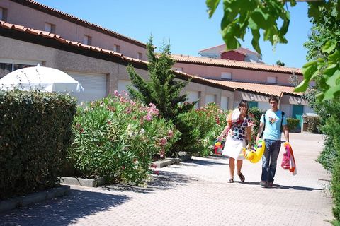 En el parque Holiday Jardins de Neptune, hay apartamentos adecuados para 2 personas (FR-66750-06 y FR-66750-16) y residencias de vacaciones en terrazas para 6 (FR-66750-07 y FR-66750-17) y 8 personas (FR -66750-15). Los muebles son alegres y cómodos....